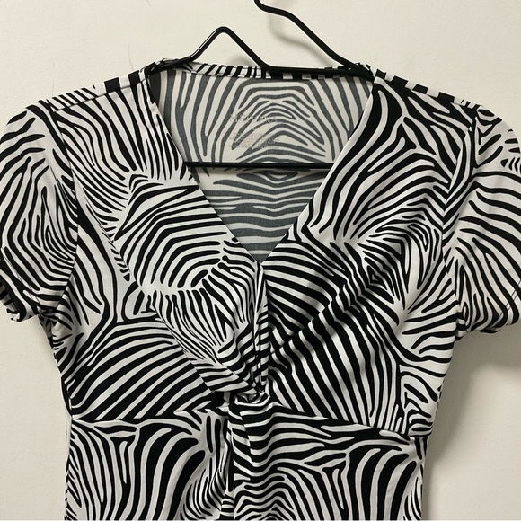 Striking Merona Black & White Cool Polyester Spandex Blend Short Sleeve Top! - Picture 2 of 13